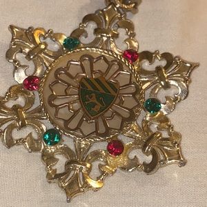 Vintage gold tone pendant necklace